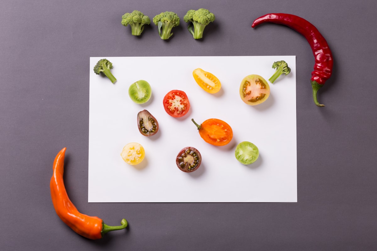 Berbagai makanan nutrisi seimbang termasuk sayuran, buah-buahan, dan protein